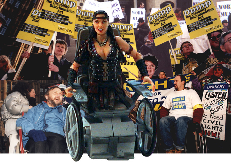 Eine Amazonen Puppe ohne Beine, mit Rollstuhl. Hinter ihr ist ein Bild von behinderten Menschen, die fur Burgerrechte protestieren.
